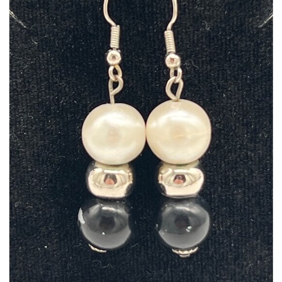 Black & White Beaded Costume Necklace With Alternating Faux Pearls & Gold Accent - Picture 5 of 5